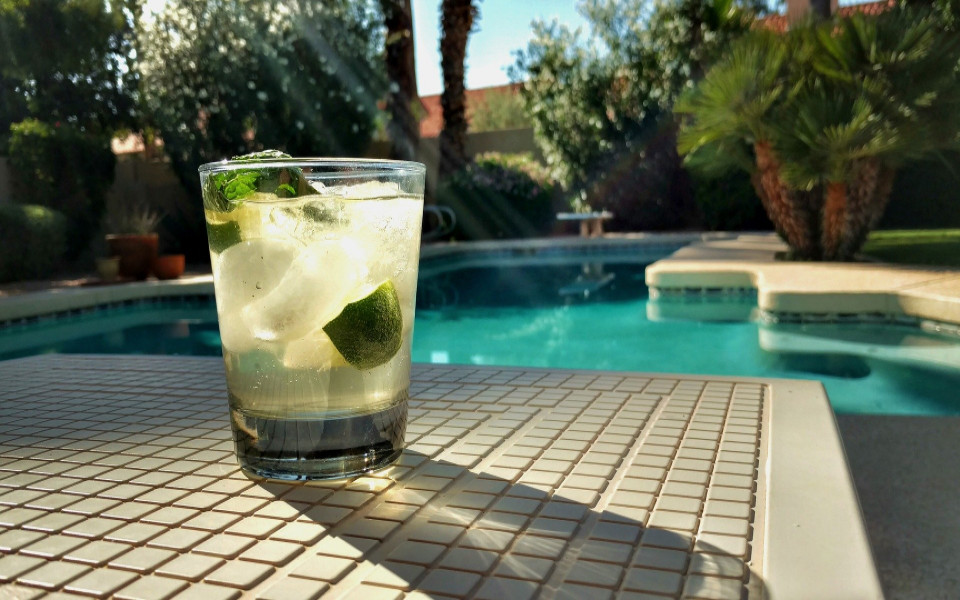 Cocktail am Hotelpool