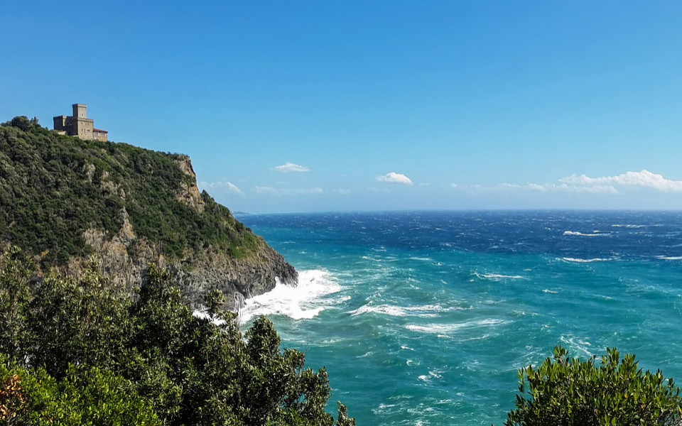Felsige Bucht mit B&auml;umen und Meer in der Toskana