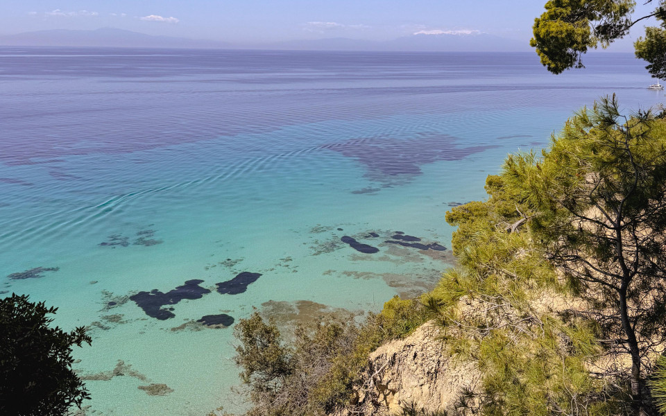 Klippe mit glasklarem Wasser auf der Halbinsel Kassandra 